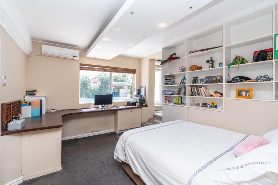 6 Bedroom Property for Sale in Vredehoek Western Cape